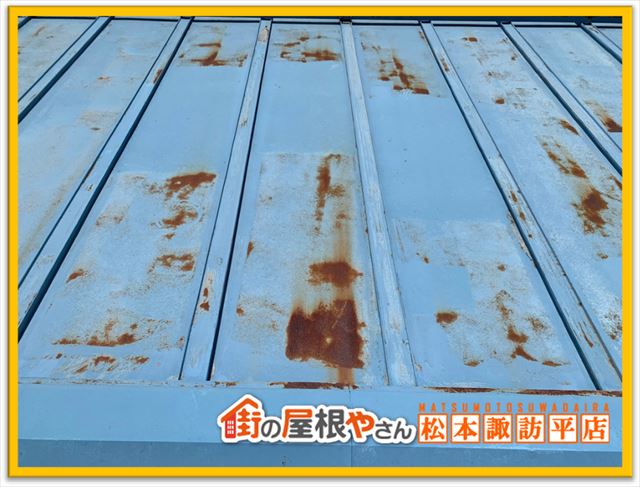 塩尻市倉庫屋根塗装　サビた屋根面